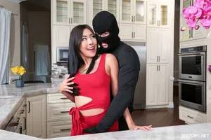 An ủi bạn gái của anh trai tồi, anh vui vẻ với người khác nhưng tôi vui vẻ với bạn gái anh!