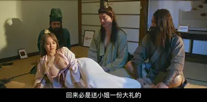 Anh trai lùn trùm kín mặt quan hệ với cô gái trẻ trong khách sạn từ phía sau