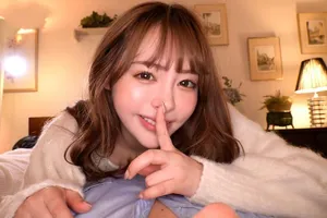 Cô gái xinh đẹp cởi đồ và chờ bạn chăm sóc cô ấy