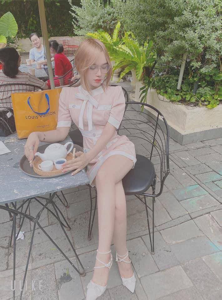 Chồng già vừa rời khỏi nhà, vợ trẻ đã đưa mông cho cậu con trai địt