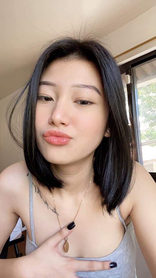 Vào một ngày nóng nực, một cô gái mới lớn ăn vận chỉnh tề và yêu cầu một chàng trai đưa cô đến khách sạn để cho cô xem mặt và quan hệ bằng miệng. Cô ấy cầm máy ảnh và chụp vào âm hộ của mình